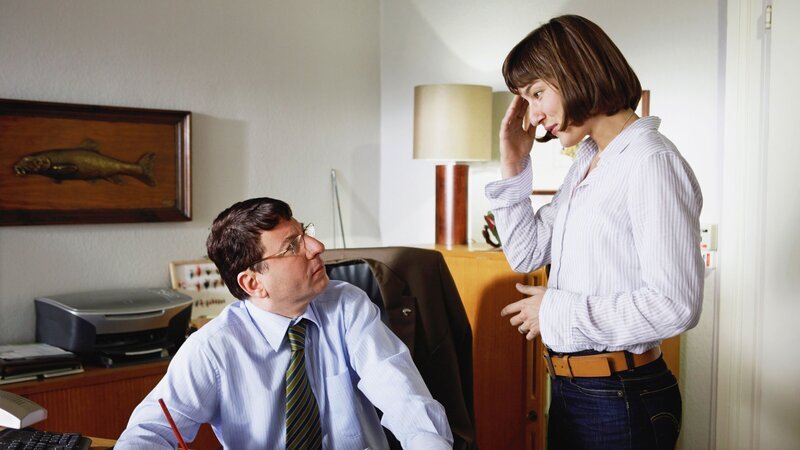 Die Standesbeamtin Marie Leuenberger als Rahel Hubli fordert von Beat Schlatter als Chef eine Auszeit – Bild: ZDF und SRF, Daniel Ammann