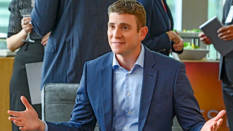 „The Lady“ – As Miles wonders what the God Account has in store for him, he and Rakesh help Joy (Jessica Lu) with her new friend suggestion, Teddy (Bryan Greenberg), an aspiring self-help guru. Also, Cara follows a God Account-related lead in Paris, and Ali reveals to Arthur that she’s left Harlem Episcopal for a progressive LGBTQ-friendly congregation. Scenes from the episode were filmed on location in Paris. Pictured: Bryan Greenberg as Teddy Preston. – Bild: Warner Bros.Entertainment Inc.  All Rights Reserved