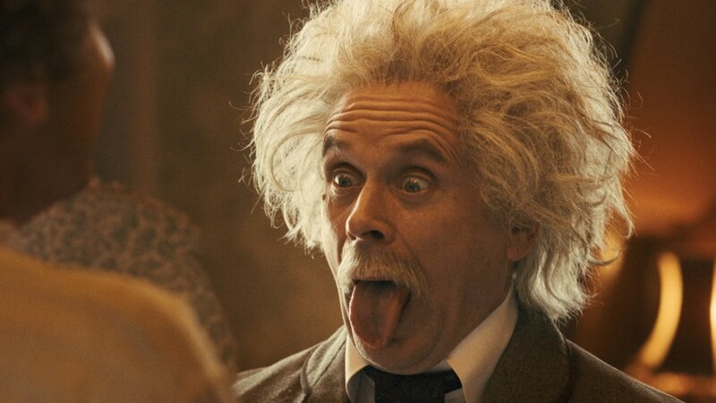 Albert Einstein (Matthias Matschke) steht kurz vor der Entdeckung der Relativitätstheorie. Was könnte ihn noch aufhalten? – Bild: ZDF und Tom Holzhauser