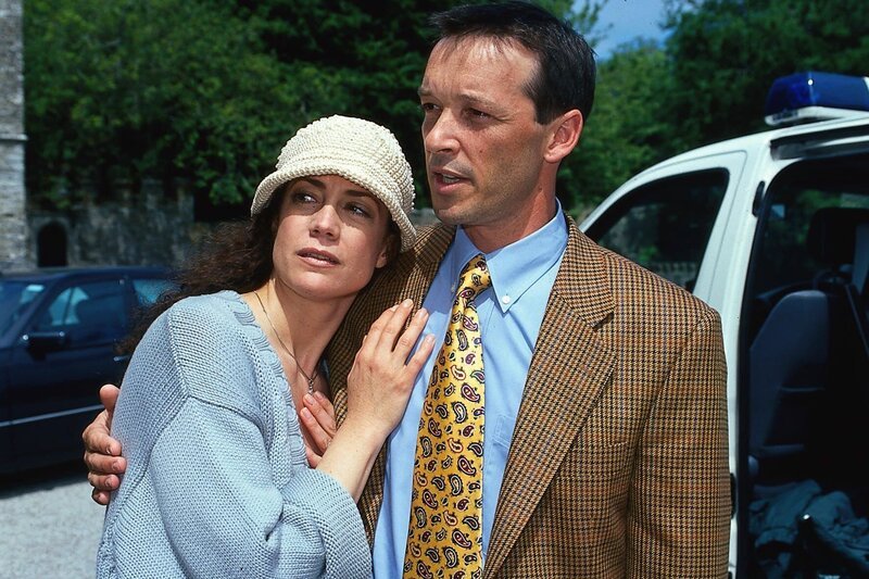 Frederic (Michael Roll) überbringt Eleanor (Barbara Wussow) die schreckliche Nachricht, dass Walter Renwick einen Herzanfall hatte. – Bild: ORF 2