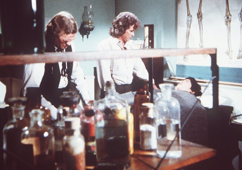 Charles (Michael Landon, M.) erfährt von Dr. Baker (Kevin Hagen, l.), dass sein Sohn Albert (Matthew Laborteaux, r.) bei einem Unfall einen komplizierten Bruch erlitten hat. – Bild: Sat.1 Gold