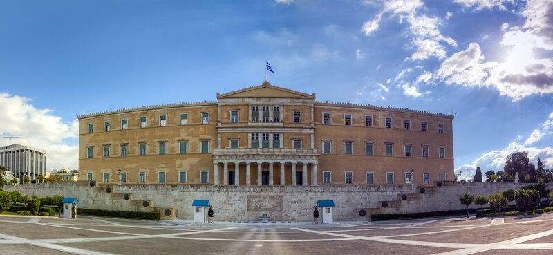 Panoramic view of the Greek Parliament building and Tomb of the Unknown Soldier, Athens, Greece – Bild: Lefteris_ /​ Getty Images/​iStockphoto /​ iStockphoto
