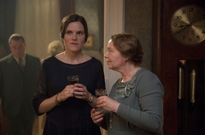 Elisabeth Behnke (Fritzi Haberland) unterhält sich mit Emmi Wolter (Marie Gruber, re.). – Bild: ZDF und ARD Degeto/​X-Filme/​Beta Film/​Sky Deutschland/​Frédéric Batier.