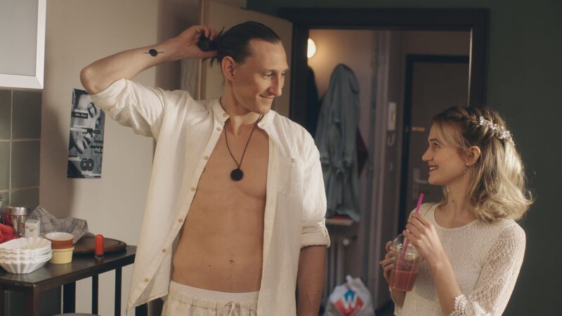 Svenja (Leonie Wesselow, r.) hängt förmlich an den Lippen des attraktiven Lebenskünstlers Kewani (Liliom Lewald, l.). – Bild: ZDF und Harald Cremer