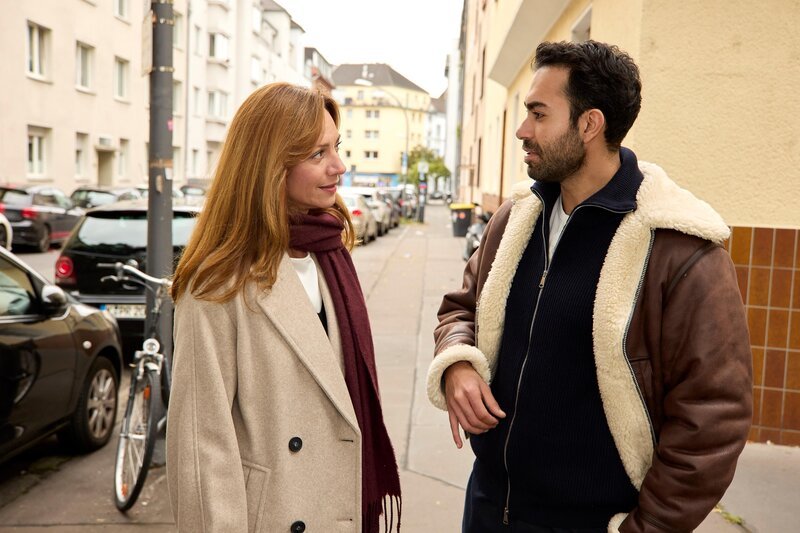 Baris (Metehan Demiröz) schwärmt seiner Mutter Dana (Viola Wedekind) von Cecilia vor. – Bild: RTL /​ Kai Schulz