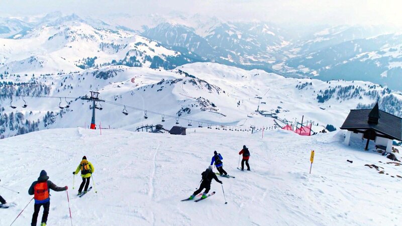 Kitzbühel ist eine kleine Alpenstadt östlich von Innsbruck, im westlichen österreichischen Bundesland Tirol. – Bild: Bergblick