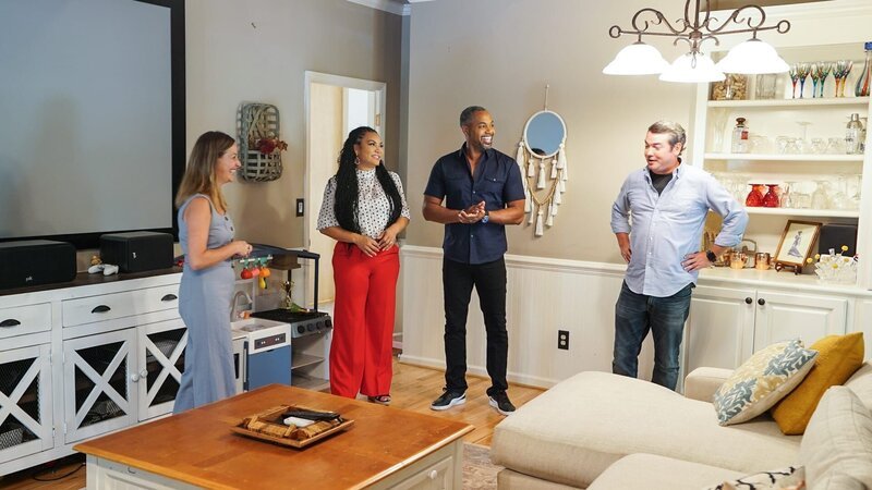 Egypt Sherrod, Mike Jackson, Lyndsey Coates, and Chris Coates tour a potential house, as seen on Married to Real Estate, Season 3. – Bild: Warner Bros. Discovery, Inc. or its subsidiaries and affiliates. All rights reserved.
