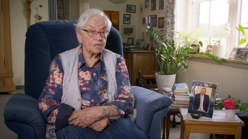 Gertrud Kremer kämpfte mit den Einwohnern des Dorfes Oberbolheim gegen den ohrenbetäubenden Lärm der Abfangjäger „Starfighter“. Als ein „Starfighter“ bei einem Absturz in eine Fabrik in Oberbolheim raste, stimmte der Bund endlich der Umsiedlung des Dorfes zu. – Bild: WDR/​Broadview TV/​Sabine Panossian