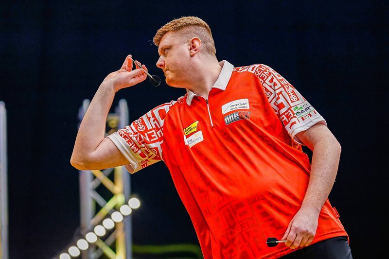 Niko Springer während der BALTIC SEA DARTS OPEN - PDC European Darts Tour, Kiel, in der Kieler Wunderino Arena. – Bild: IMAGO / Mathias Schulz / tennisphoto.de / imago images Niko Springer während der BALTIC SEA DARTS OPEN - PDC European Darts Tour, Kiel, in der Kieler Wunderino Arena. – Bild: IMAGO / Mathias Schulz / tennisphoto.de / imago images