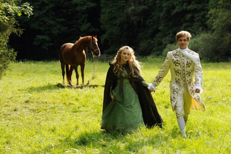 Der jüngste Sohn Gustav (Jannik Schümann) mit seiner Braut Barbara (Kyra Kahre) – Bild: BR/​Barbara Bauriedl