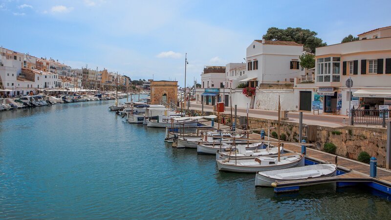 Balearen – Die vier schönen Schwestern Menorca Der Naturhafen der Küstenortes Ciutadella – Bild: SRF/​ZDF/​ARTE