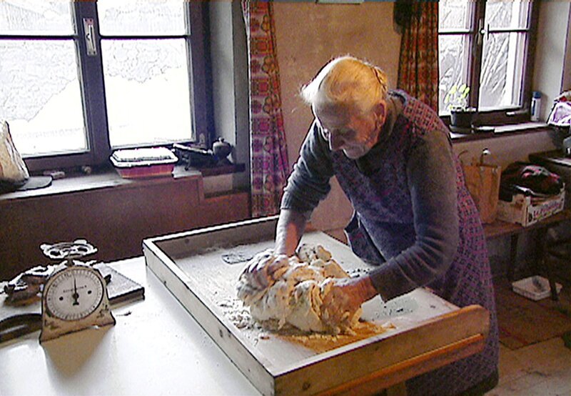 Die Oberhofmutter beim Teig machen. – Bild: NDR/​BR