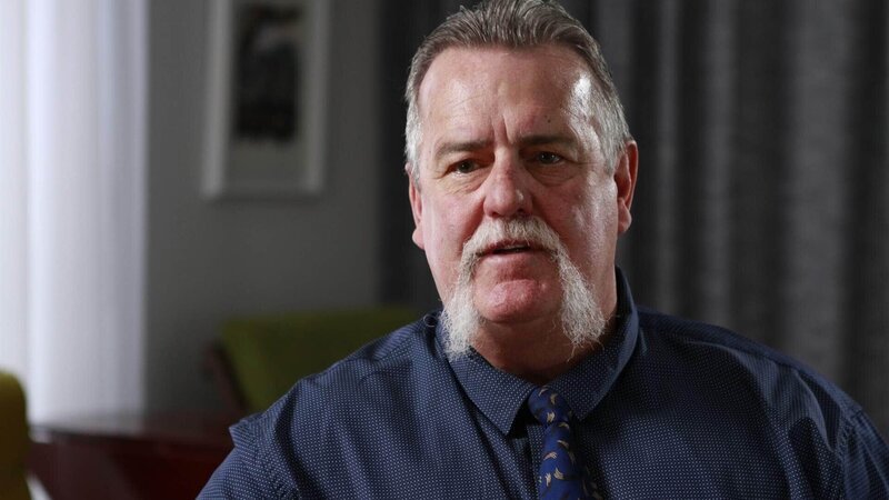 Steve Ticehurst, Mordkommissar im Ruhestand. Die Verwendung des sendungsbezogenen Materials ist nur mit dem Hinweis und Verlinkung auf RTL+ gestattet. – Bild: RTL /​ WT DocPty Ltd