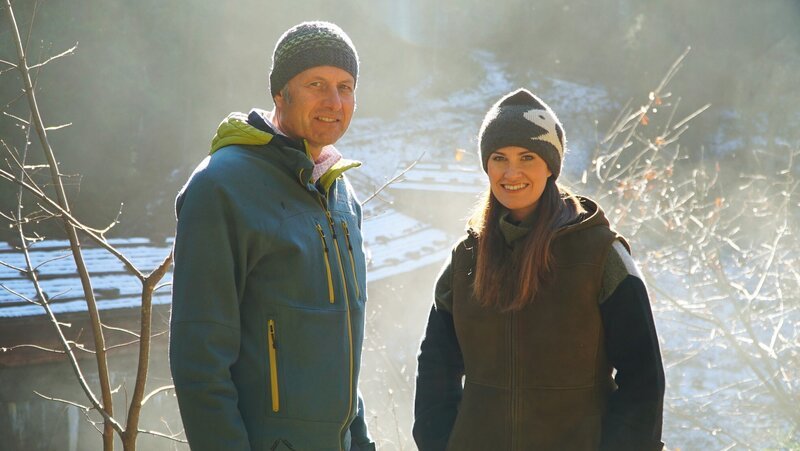 Förster Thomas Zanker und Hoagascht Moderatorin Conny Bürgler – Bild: Lena Moik / ServusTV / Degn Film Förster Thomas Zanker und Hoagascht Moderatorin Conny Bürgler – Bild: Lena Moik / ServusTV / Degn Film