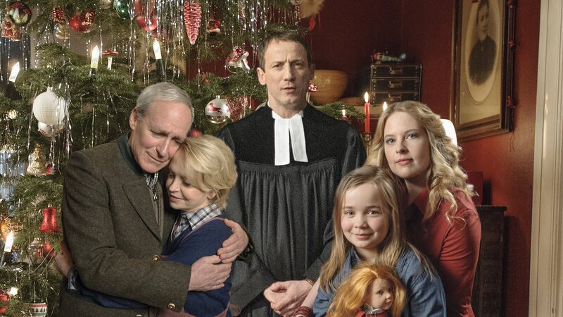 Miriam (Diana Amft, r.) und ihre Tochter Jule (Lara Sophie Rottmann, 2.v.r.) müssen nach der Scheidung ihr erstes Weihnachten ohne Papa verbringen. Sie sind heilfroh, dass die Nachbarn Waltraud und Achim Henning (Gisela Schneeberger, 2.v.l. und August Zirner, l.), sowie der nette Pfarrer Thaler (Wotan Wilke Möhring, M.) mitfeiern. – Bild: ZDF und [m] Matthias Starte ; Hendrik Heiden