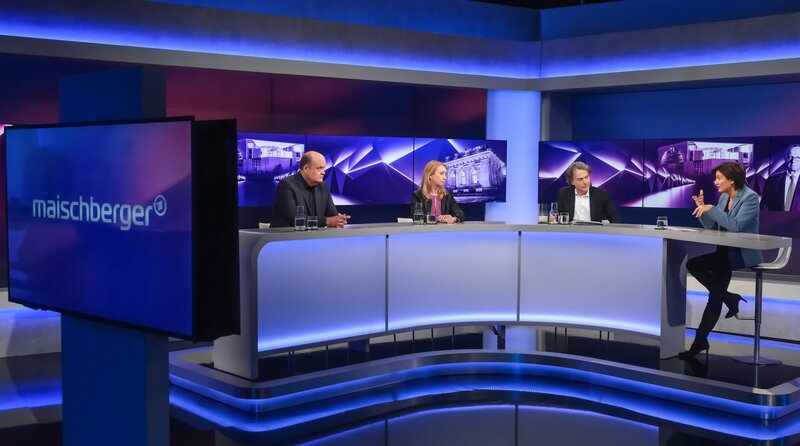 Zu Gast bei Moderatorin Sandra Maischberger (r.): v.l.n.r.  Robin Alexander (stellvertretender Chefredakteur der „Welt“), Melanie Amann (Autorin der Spiegel-Chefredaktion) und Giovanni di Lorenzo (Chefredakteur der Wochenzeitung „Die Zeit“). – Bild: WDR/​Oliver Ziebe