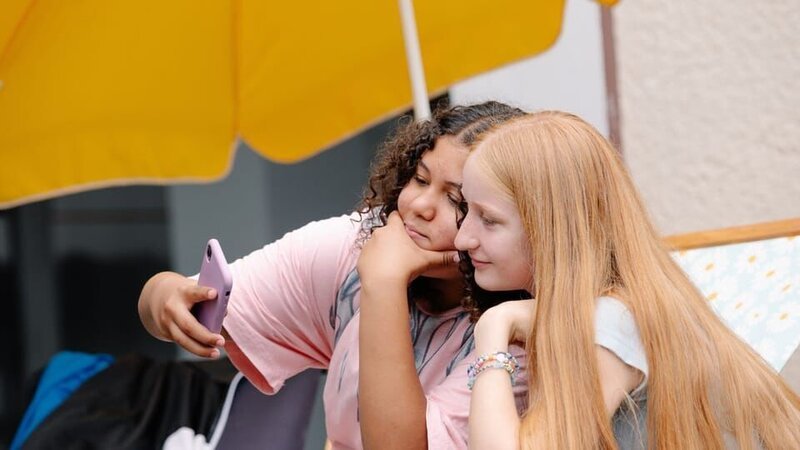 Samira (Soumayah Özel, links) und Paula (Yuna Florentine Mayer, rechts) sind unzertrennlich, sie freuen sich nach den Ferien ihre Freundinnen wiederzusehen. – Bild: ZDF/​ Justus Lemm