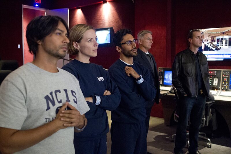Um einen Fall eines Hackerangriffs zu lösen, wenden sich Gibbs (Mark Harmon, 2.v.r.), McGee (Sean Murray, r.) und das restliche Team an Ajay (Vik Sahay, l.), Heidi (Erin Allin O’Reilly, 2.v.l.) und Kevin (Ethan Rains, M.), drei inhaftierte Cyberterroristen, die jedoch eine ganze Menge Probleme machen … – Bild: Kabel Eins