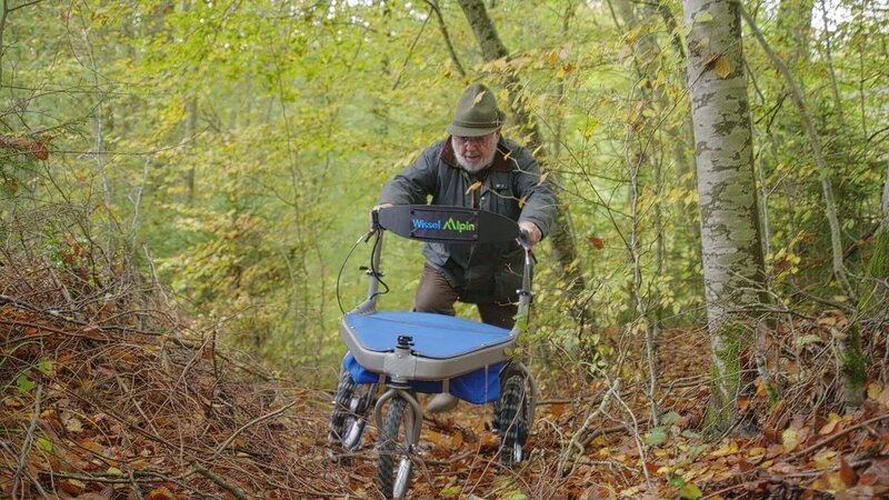 Der 92-jährige Gerhart Wissel mit dem von ihm entwickelten geländetauglichen Rollator. – Bild: ServusTV /​ Bilderfest
