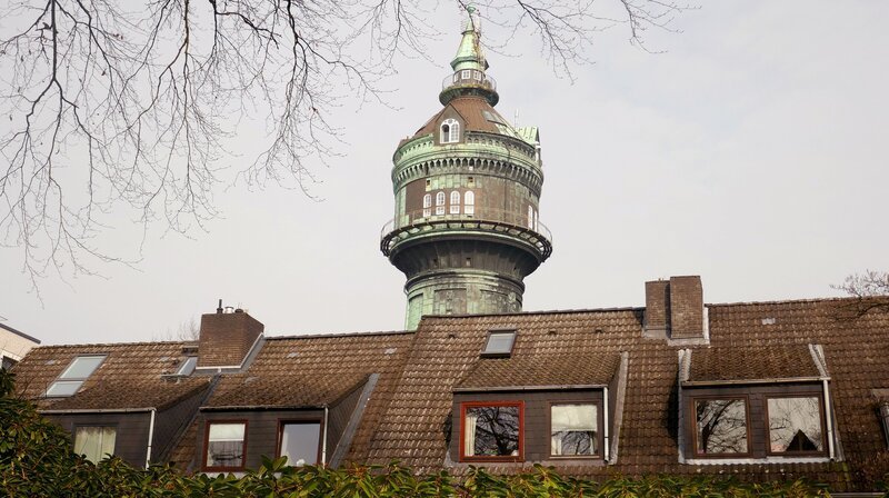 Wasserturm im Wohngebiet – der Turm in Hamburg-Lokstedt. – Bild: NDR/​Uli Patzwahl