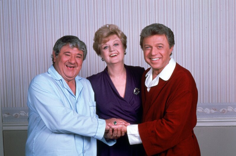 Das Komiker-Duo Murray Gruen (Buddy Hackett, l.) und Mack Howard (Steve Lawrence, r.) ist seit Jahren verfeindet. Gelingt es Jessica Fletcher (Angela Lansbury, M.) die beiden Streithähne zu versöhnen? – Bild: Universal Pictures