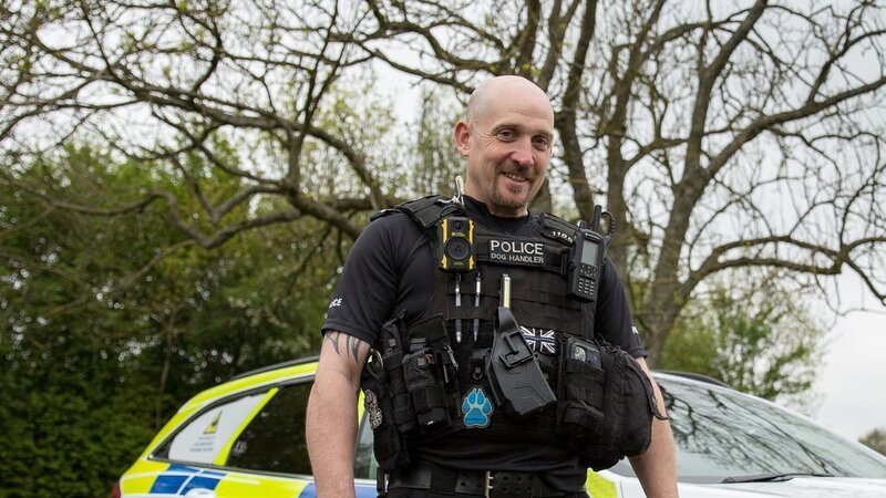 Polizeihundeführer PC Scott James – Bild: Warner Bros. Discovery
