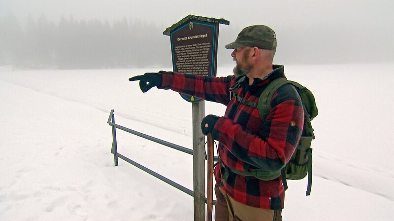 Jens Habich organisiert geführte Touren mit seinen Malamut-Schlittenhunden und kann dabei auch immer sehr spannende Informationen zum Harz, seiner Geschichte und Kultur weitergeben. Hier: Zwischenstopp am Oberharzer Wasserregal, dem UNESCO Weltkulturerbe. – Bild: NDR/​AZ Media/​Philip Bienmüller