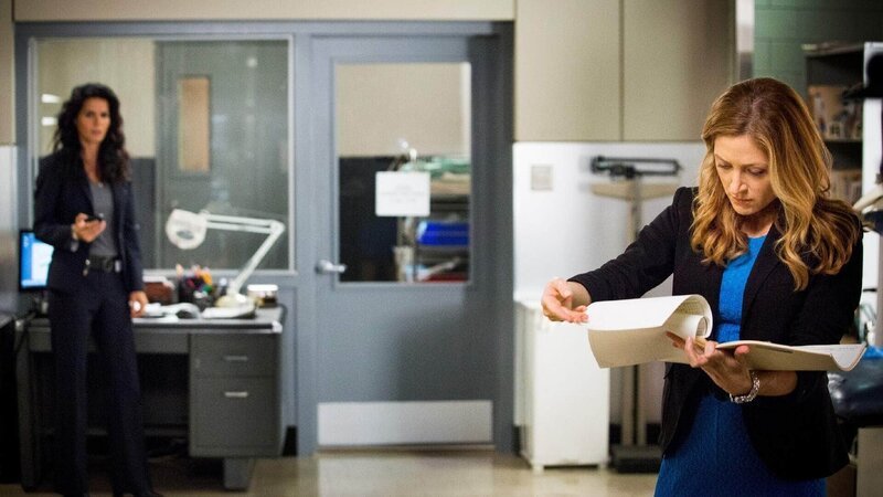 In den Akten einer ermordeten Richterin stoßen Jane Rizzoli (Angie Harmon, l.) und Maura Isles (Sasha Alexander) auf interessante Informationen. – Bild: TVNOW /​ Warner Bros