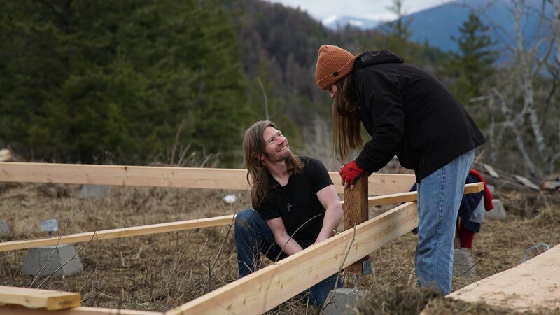 Bear Brown und seine Frau Raiven ziehen auf den Berg und arbeiten gemeinsam an ihrem neuen Haus. – Bild: Warner Bros. Discovery, Inc. or its subsidiaries and affiliates.
