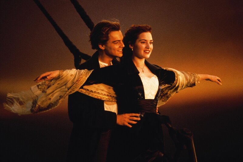 Endlich entschließt sich Rose (Kate Winslet), in Amerika mit Jack (Leonardo DiCaprio) von Bord zu gehen. Da passiert es: die Titanic kollidiert mit einem Eisberg und beginnt zu sinken. – Bild: RTL/20th Century Fox Endlich entschließt sich Rose (Kate Winslet), in Amerika mit Jack (Leonardo DiCaprio) von Bord zu gehen. Da passiert es: die Titanic kollidiert mit einem Eisberg und beginnt zu sinken. – Bild: RTL/20th Century Fox