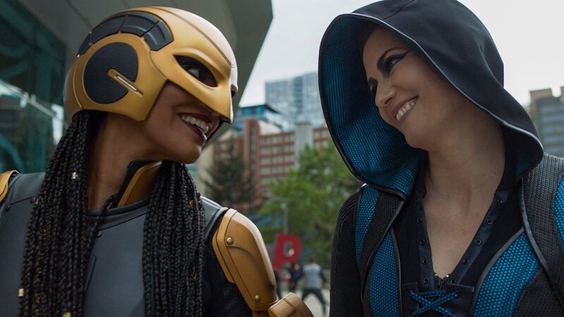 Kelly Olsen alias Guardian (Azie Tesfai, l.); Alex Danvers alias Sentinel (Chyler Leigh, r.) – Bild: 2021 The CW Network, LLC. All Rights Reserved. Lizenzbild frei