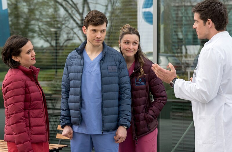 Dr. Ahlbeck belehrt Rebecca, Florian und Viktoria. – Bild: ARD/​Jens-Ulrich Koch