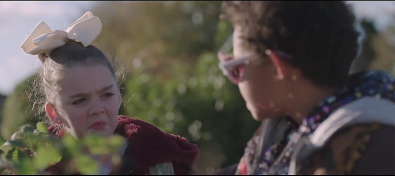 Zauberei gibt es nicht und Superkräfte auch nicht. Anna trifft das Mädchen Zed, das Dinge schweben lassen kann. – Bild: SR/​RTE/​Irland/​EBU