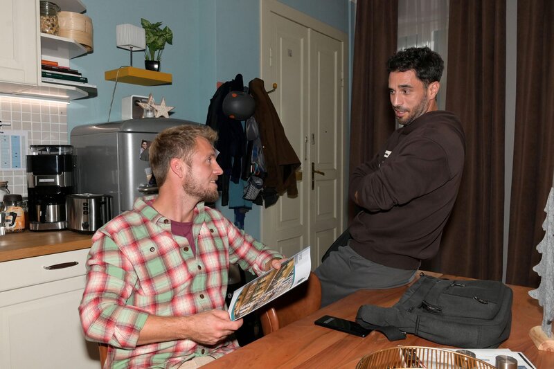 Paul (Niklas Osterloh, l.) erklärt Tobias (Jan Kittmann), dass er die Idee hat, gemeinsam mit Alicia eine Wohnung zu kaufen. – Bild: RTL /​ Rolf Baumgartner
