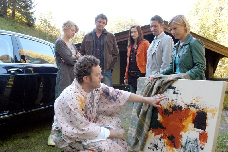 „Soko Kitzbühel“, „Tödliche Trugbilder (1).“ Im prachtvollen „Spanischen Saal“ des Schlosses Ambras, wird eine große Ausstellung mit Werken des international erfolgreichen Malers Franz Faber vorbereitet. Während Karin auf Bitten der Gräfin die Sicherheitseinrichtungen prüft, trifft die Nachricht ein, dass Stefan Kerbler, der Galerist, der Faber vertritt, tot aufgefunden wurde. Fast gleichzeitig wird bei einem spektakulären Überfall das Bild Fabers geraubt, das das Glanzstück der Ausstellung sein sollte. Für den Bildtransport verantwortlich ist Judith Kerbler, die Frau des Ermordeten Galeristen. Der Fall ist umso verwirrender, als schon einmal ein wertvolles Faber-Bild im Mittelpunkt eines spektakulären Versicherungsbetruges stand. Damals wurde um ein hohes Lösegeld eine ausgezeichnete Fälschung statt des gestohlenen Originals zurückgegeben. Und auch damals war der Versicherer Paul Kran in den Fall verwickelt, ebenso wie Eva Rieper, die als Agentin von Paul Krans Rückversicherung in Kitzbühel auftaucht. Will sie wirklich nur verhindern, ein zweites Mal in einem raffinierten Spiel mit Original und Fälschung zu unterliegen? Und inwieweit sind der Maler selbst und seine Assistentin Melanie Hollaus in den Fall verstrickt? – Bild: ORF (FS1/​FS2) /​ ORF1