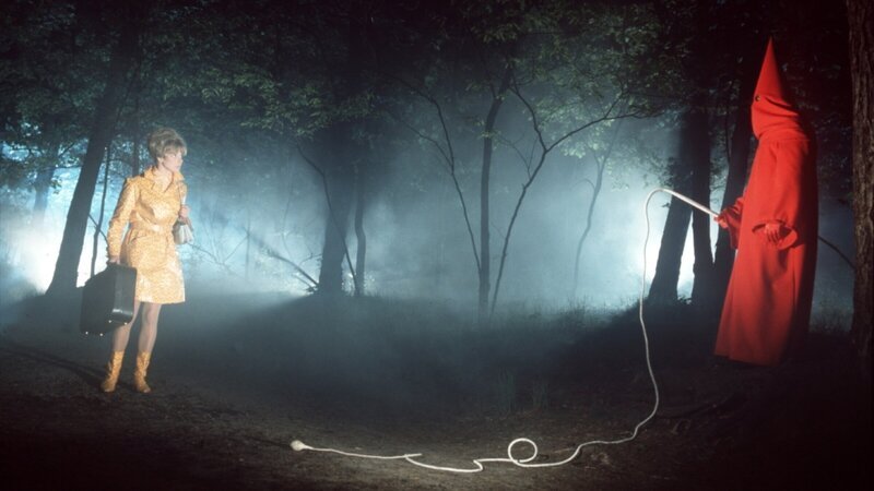 Die Schülerin Betty Falks (Grit Boettcher) hat den Entschluss gefasst, das Internat zu verlassen, und macht sich in einer düsteren Nacht auf den Weg zur Bushaltestelle. Doch auf dem Weg dorthin begegnet sie dem geheimnisvollen Mönch mit der Peitsche, dessen unheilvolle Präsenz ihre Flucht zur tödlichen Bedrohung werden lässt. – Bild: ZDF und Constantin Film