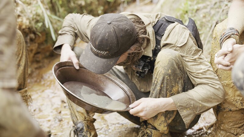 Mid shot of Parker panning at Edie Creek – Bild: Discovery Communications LLC