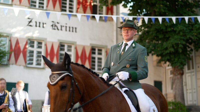Meldereiter im Festzug, Arnsberger Schützenfest – Bild: RTL /​ Weltenangler GmbH