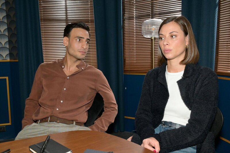 Nihat (Timur Ülker) erfährt von Matilda (Anna-Katharina Fecher), dass ihr Herz einem anderen gehört. – Bild: RTL /​ Rolf Baumgartner /​ Verlustangst