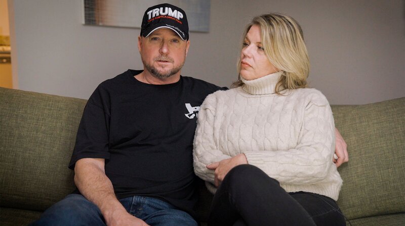 6. Januar 2021 – der Sturm auf das Kapitol in Washington macht die Zerrissenheit der amerikanischen Gesellschaft deutlich, die auch noch fünf Jahre später bis in einzelne Familien hinein wirkt – so auch bei den Reffitts. Der Vater, Guy, wird 2021 wegen seiner Beteiligung am Sturm aufs Kapitol verhaftet und verurteilt. Ins Gefängnis gebracht hat ihn die Aussage des eigenen Sohnes, Jackson. – Guy Reffitt (l) mit seiner Frau Nicole. – Bild: WDR/​DR/​sales