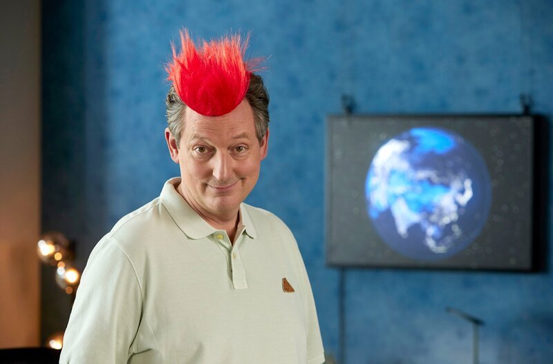 In dieser Folge geht es um moderne Punks. Solarpunks. Sie wollen die Zukunft positiv gestalten und weg von den dystopischen Untergangsszenarien. Wie wir über unsere Zukunft und die von Mutter Erde auch positive Geschichten erzählen können, zeigt Eckart von Hirschhausen in „Wissen vor acht – Erde“. – Bild: ARD/​Kai Schulz