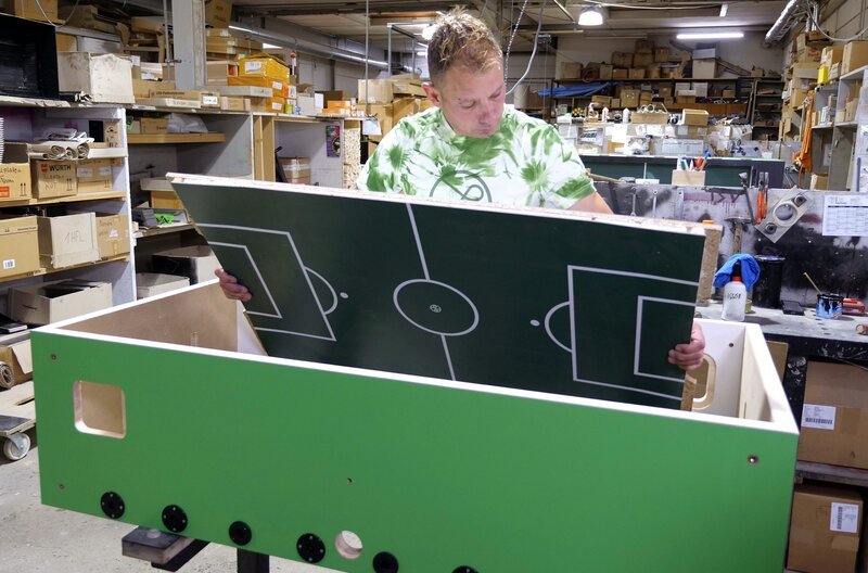 Ein guter Tischkicker muss massiv und schwer sein. – Bild: SWR