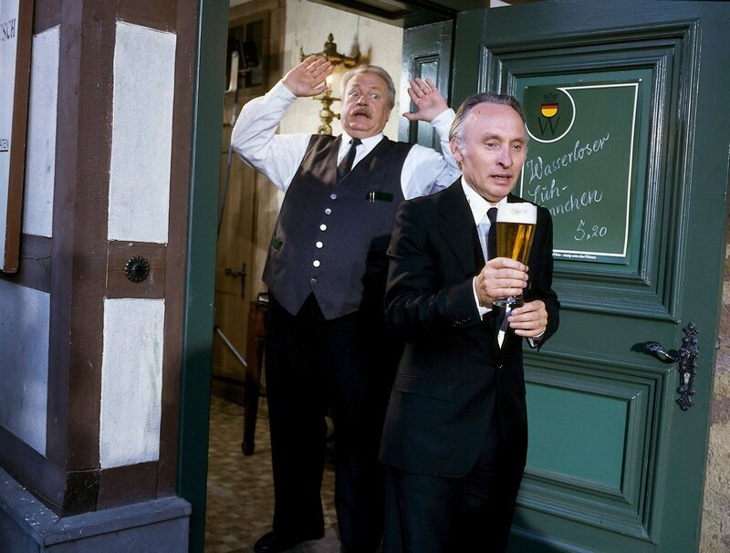 Verzweifelt ringt Onkel Ludwig (Günter Strack, l.) die Hände: Der Aushilfskellner Herr Eurich (Hans Weicker, r.) bringt mehr Unruhe ins Lokal als Entlastung. – Bild: Gyula Trebitsch Fernsehprod. GmbH /​ ZDF