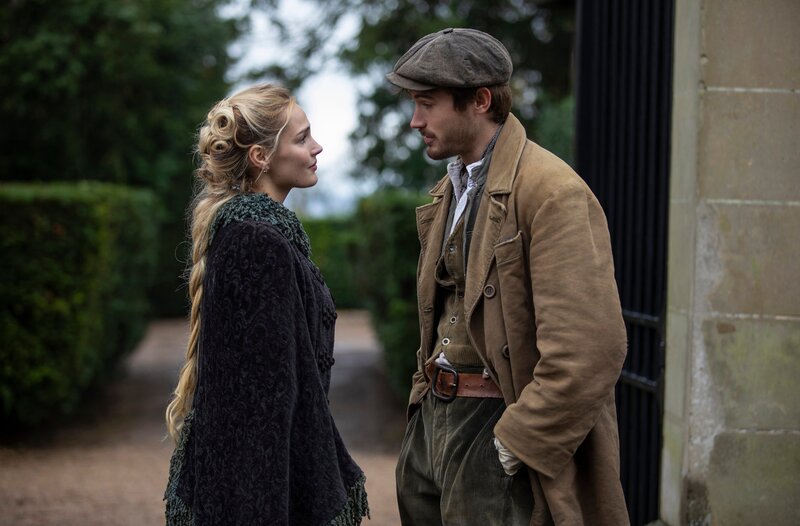 Alice de Jeansin (Camille Lou, l.) und Victor Minville (Victor Meutelet). – Bild: WDR/​Denis Manin /​ TF1/​ Quad Télévision