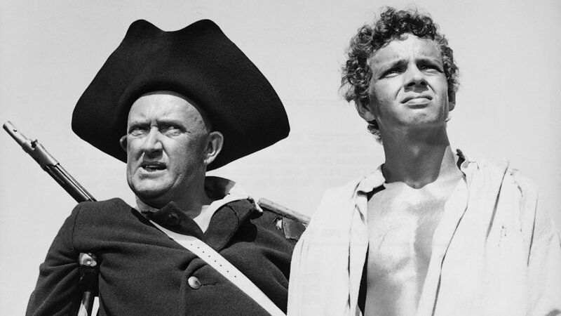 Die Schatzsuche hat begonnen, John Silver (Ivor Dean, l.) sucht anhand der Karte Flints die von dem alten Seeräuber vermerkten Markierungspunkte. Jim Hawkins (Michael Ande, r.), durch seinen Leichtsinn in die Hände der Piraten gefallen, ist unfreiwillig mit von der Partie. Die Schatzinsel,1966 – Bild: 3sat