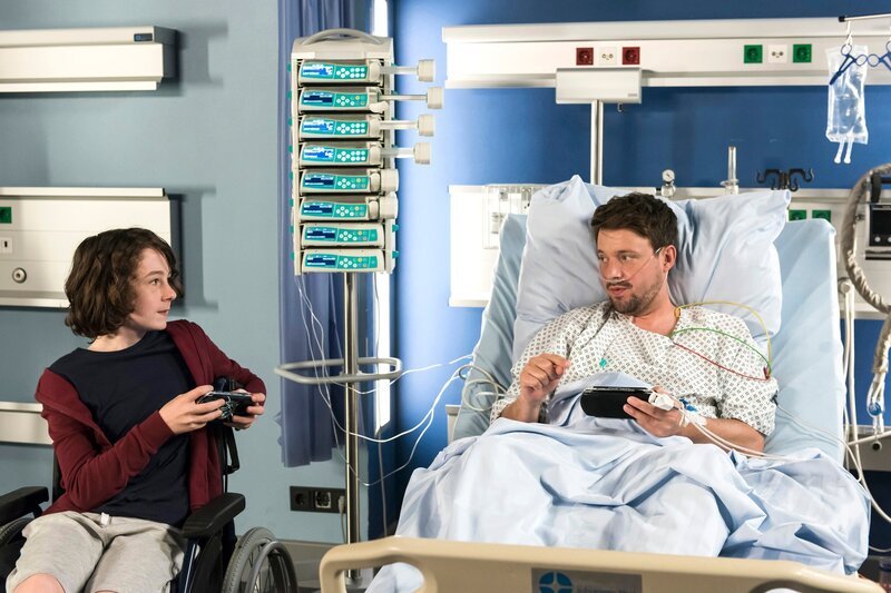 Anton besucht seinen Physiotherapeut und Freund Uli Freidank. Die beiden verstehen sich gut. – Bild: ARD/​Jens Ulrich Koch