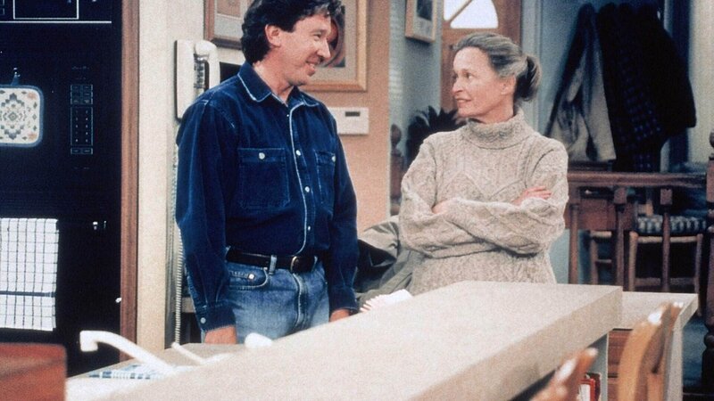 Tims (Tim Allen) Mutter Lucille (Bonnie Bartlett) fühlt sich einsam in ihrem großen Haus. Und sie hat Schmerzen im Knie. Doch anstatt sich um sie zu kümmern, blödelt Tim nur herum und spielt noch den Beleidigten. – Bild: TVNOW /​ Touchstone Television