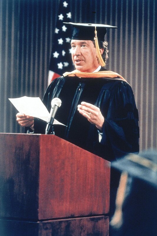 Tim (Tim Allen) wird von der Western Michigan-Universität wegen seiner Erfolge und Verdienste offiziell die Ehrendoktorwürde verliehen. Der Macho Tim platzt fast vor Stolz! – Bild: RTL
