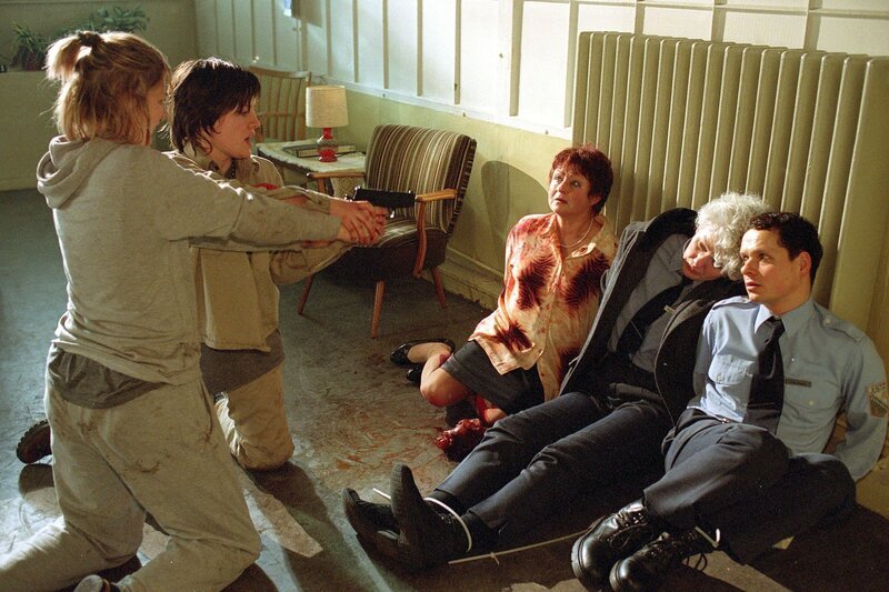 Zwischen Peggy (Nina Bott, li.) und Martina (Judith Sehrbrock, 2.v.li.) kommt es zum Streit: Peggy möchte mit den Geiseln (v.re. Stefan Puntigam, Uta Prelle, Heidi Weigelt) türmen und Martina will sie freilassen … – Bild: RTL