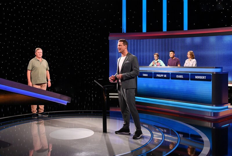 Moderator Alexander Bommes (2.v.l.) mit den Kandidat:innen: Tanja Wippich (3.v.r.), Philipp Jie Müller (2.v.r.), Isabel Fastus (r.), Norbert Höfgen (l.). – Bild: ARD/​Uwe Ernst